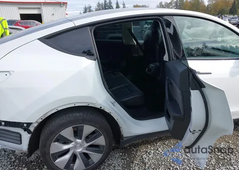 2023 Tesla Model Y Awd/Long Range Dual Motor All-Wheel Drive z USA, uszkodzony, nr VIN 7SAYGDEE7PF682772